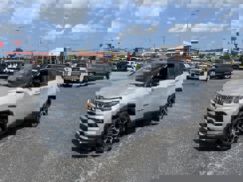 Used 2024 Jeep Compass Limited image 1
