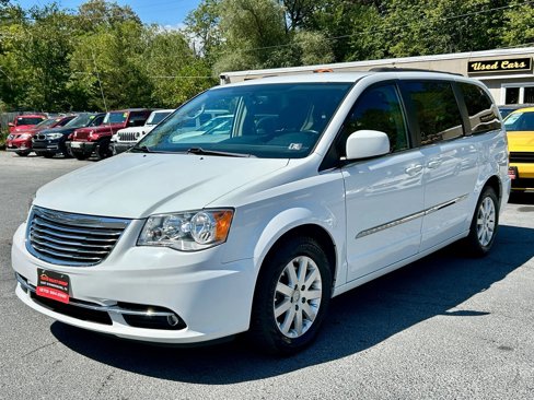Used 2016 Chrysler Town & Country Touring image 4