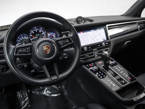 Certified 2024 Porsche Macan w/ Premium Plus Package image 4