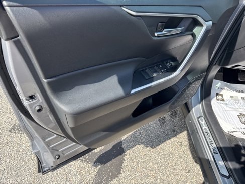 Used 2021 Toyota RAV4 XLE w/ Convenience Package image 13