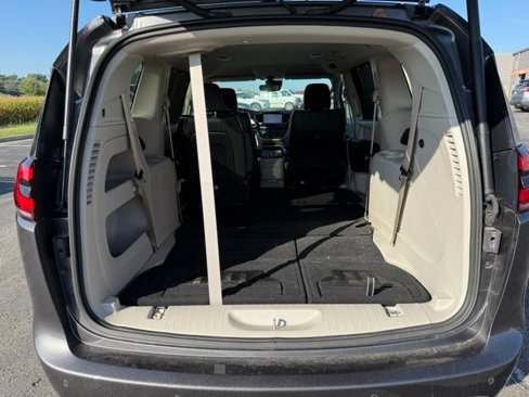 Used 2021 Chrysler Pacifica Touring-L image 6