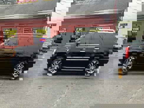 Used 2011 Cadillac Escalade Luxury image 4