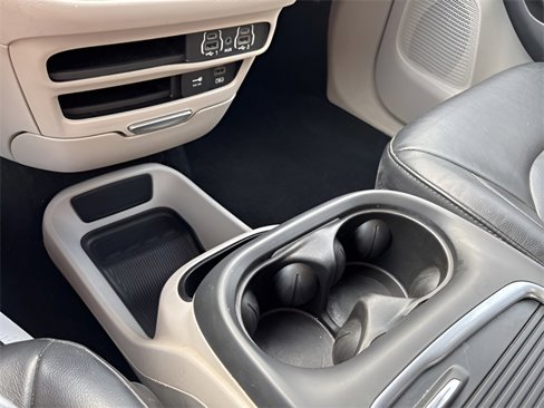 Used 2022 Chrysler Pacifica Touring-L image 17