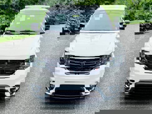Used 2019 Dodge Journey SE w/ Premium Group image 3