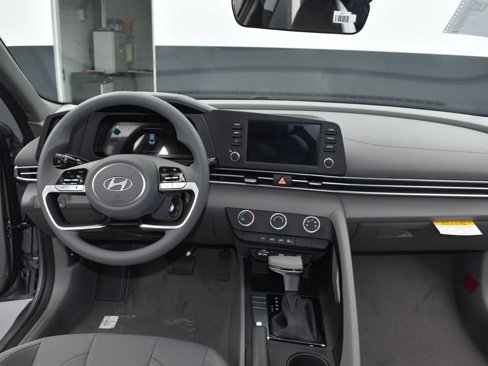 Used 2025 Hyundai Elantra SE image 10