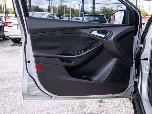 Used 2017 Ford Focus Titanium w/ Titanium Technology Package image 10