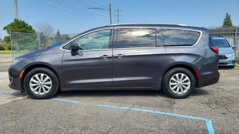 Used 2019 Chrysler Pacifica Touring-L image 6