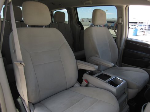 Used 2011 Chrysler Town & Country Touring image 10