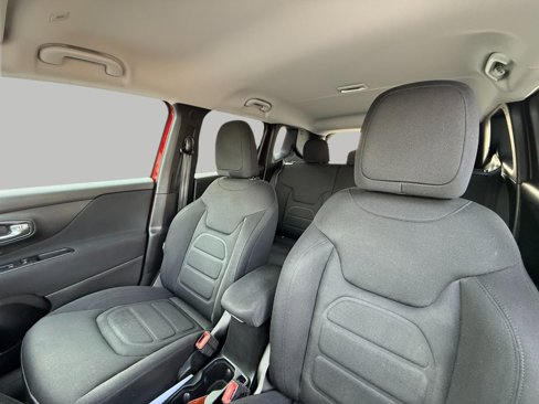 Used 2018 Jeep Renegade Latitude w/ Advanced Technology Group image 35