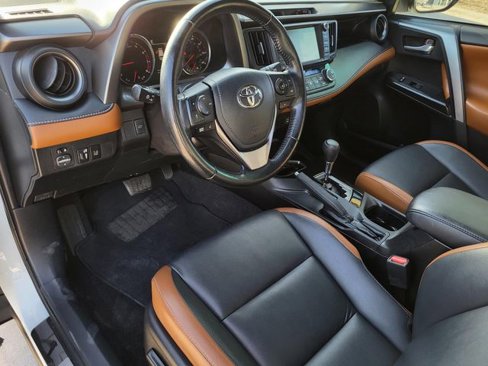 Used 2018 Toyota RAV4 SE image 21