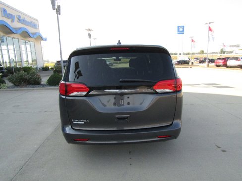 Used 2017 Chrysler Pacifica Touring image 6