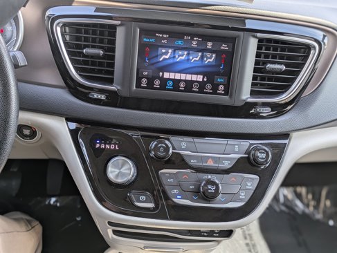 Used 2020 Chrysler Voyager Lxi image 25
