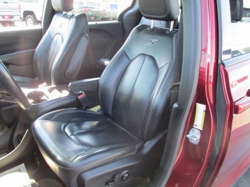 Used 2018 Chrysler Pacifica Touring-L w/ Premium Audio Group image 17