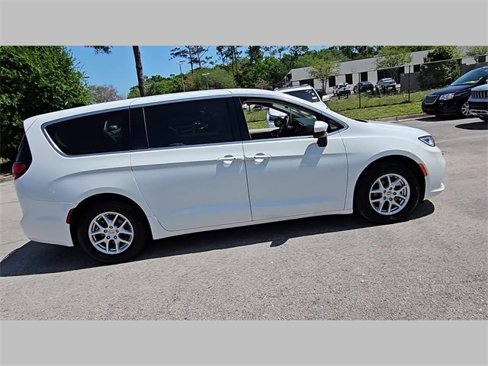 Used 2023 Chrysler Pacifica Touring-L image 24