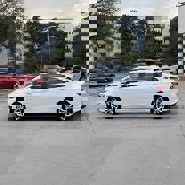 Used 2023 Chevrolet Malibu LT image 3