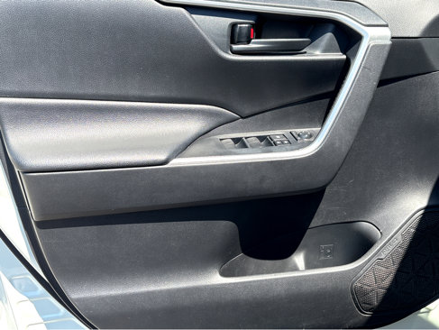 Used 2020 Toyota RAV4 LE image 17