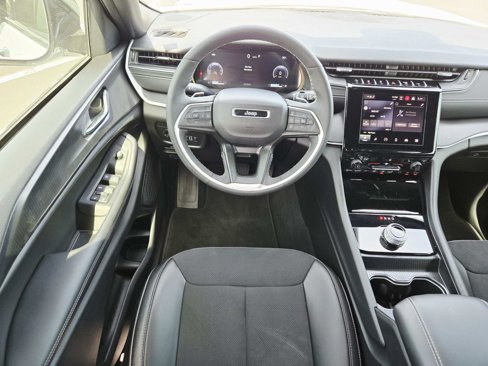 Used 2024 Jeep Grand Cherokee Altitude image 12