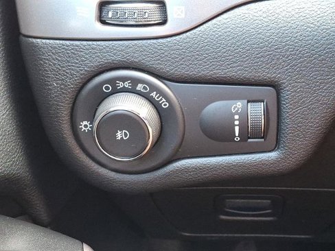 Used 2019 Jeep Cherokee Latitude w/ Popular Appearance Group image 23