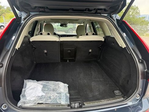Used 2022 Volvo XC60 B5 Momentum image 9