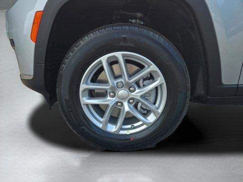 New 2025 Jeep Grand Cherokee L Laredo image 10