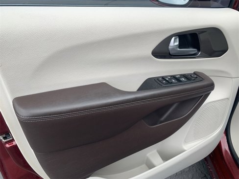 Used 2017 Chrysler Pacifica Touring-L image 14