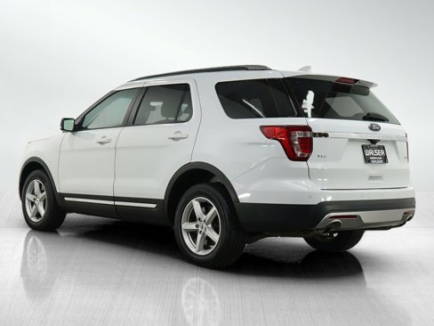 Used 2016 Ford Explorer XLT w/ Equipment Group 201A image 3