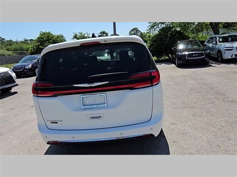 Used 2023 Chrysler Pacifica Touring-L image 20