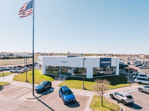Used 2016 Dodge Challenger SXT image 2