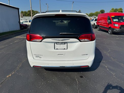 Used 2017 Chrysler Pacifica Limited image 4
