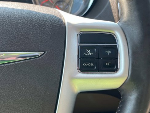 Used 2014 Chrysler Town & Country Limited w/ Luxury Group image 25