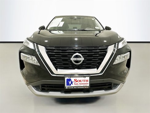 Used 2022 Nissan Rogue SV image 2
