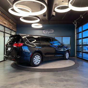 Used 2020 Chrysler Voyager L image 3