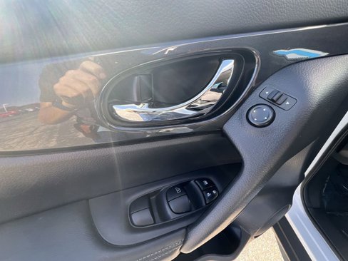 Used 2020 Nissan Rogue SV image 22