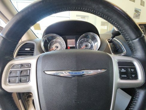 Used 2014 Chrysler Town & Country Touring image 34