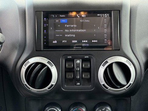 Used 2016 Jeep Wrangler Unlimited Rubicon image 13