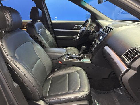 Used 2017 Ford Explorer XLT w/ Equipment Group 202A image 24