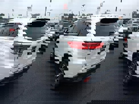 Used 2019 Toyota Highlander LE image 5