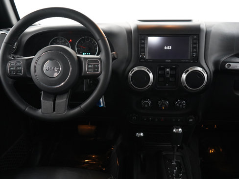 Used 2016 Jeep Wrangler Unlimited Rubicon w/ Connectivity Group image 14