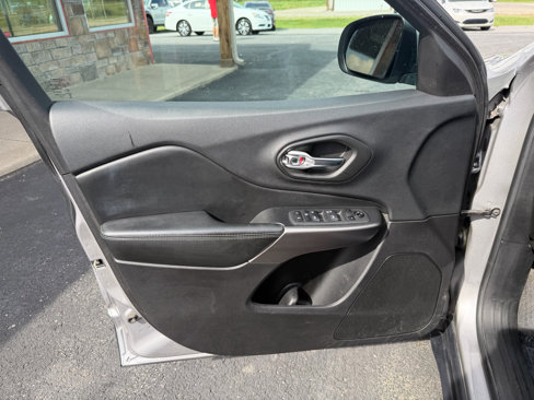 Used 2020 Jeep Cherokee Latitude w/ Cold Weather Group image 12