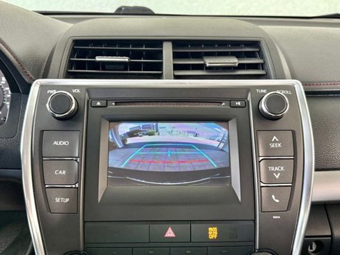 Used 2016 Toyota Camry SE image 10