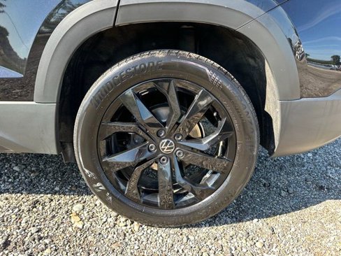 Used 2023 Volkswagen Taos SE w/ Panoramic Sunroof Package image 6