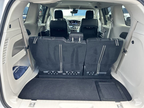 Used 2022 Chrysler Pacifica Touring-L image 10