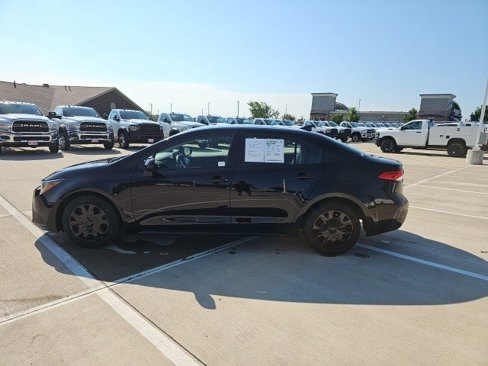 Used 2023 Toyota Corolla LE image 2