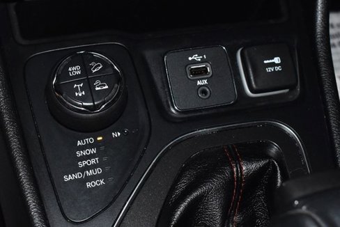 Used 2019 Jeep Cherokee Trailhawk image 18
