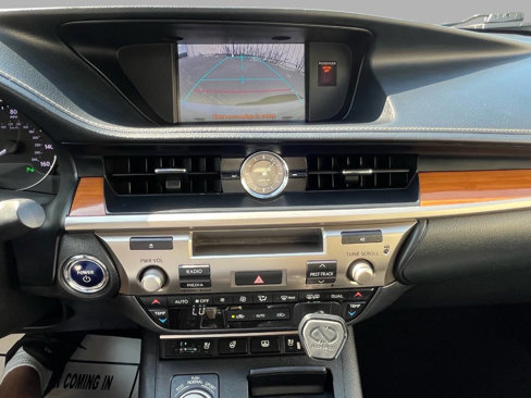 Used 2013 Lexus ES 300h w/ Luxury Pkg image 19