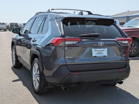 Used 2021 Toyota RAV4 XLE Premium image 5