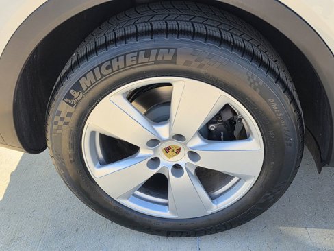 Certified 2019 Porsche Cayenne w/ Premium Package image 16