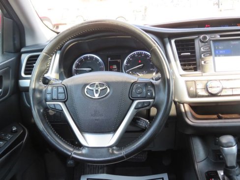 Used 2017 Toyota Highlander XLE image 24