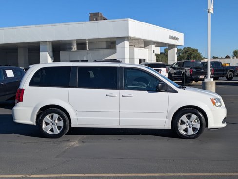 Used 2017 Dodge Grand Caravan SE image 2
