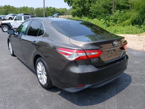 Used 2018 Toyota Camry LE image 4